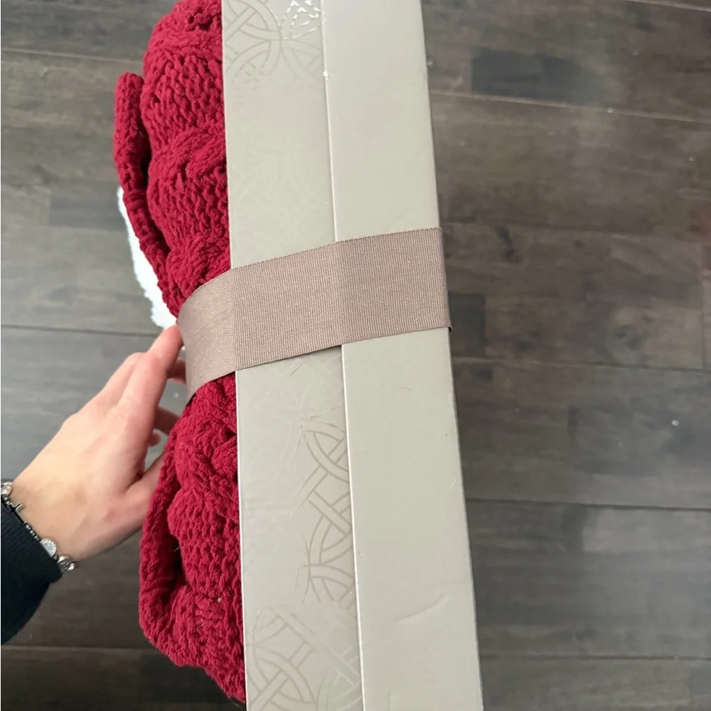 NWT Berkshire Chalet Collection Crimson and Ivory Throw blanket